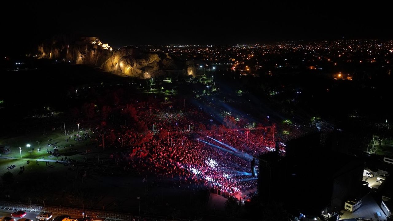 Ebru Yaşar Van'da Unutulmaz Bir Konser Verdi