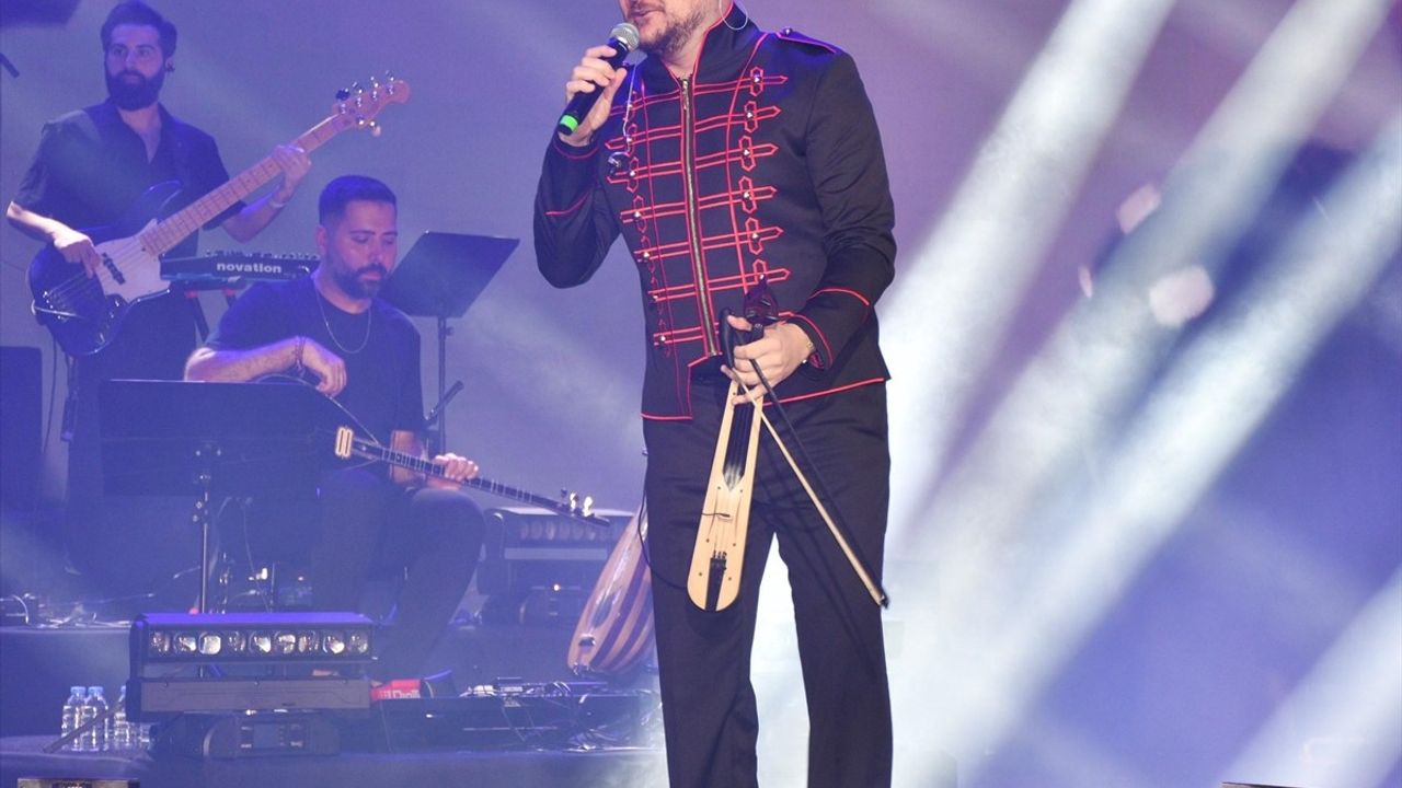 Ekin Uzunlar'dan Harbiye'de Unutulmaz Konser