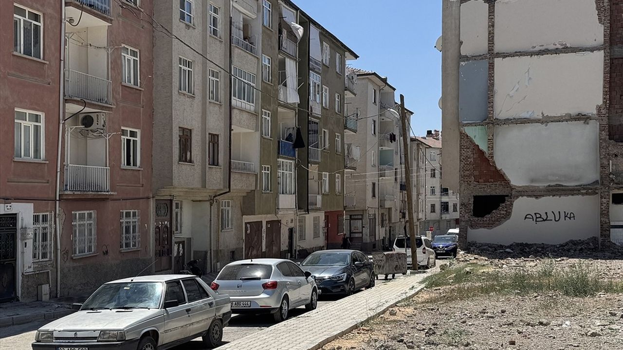 Elazığ'da Çöp Konteynerinde Yeni Doğan Bebek Bulundu