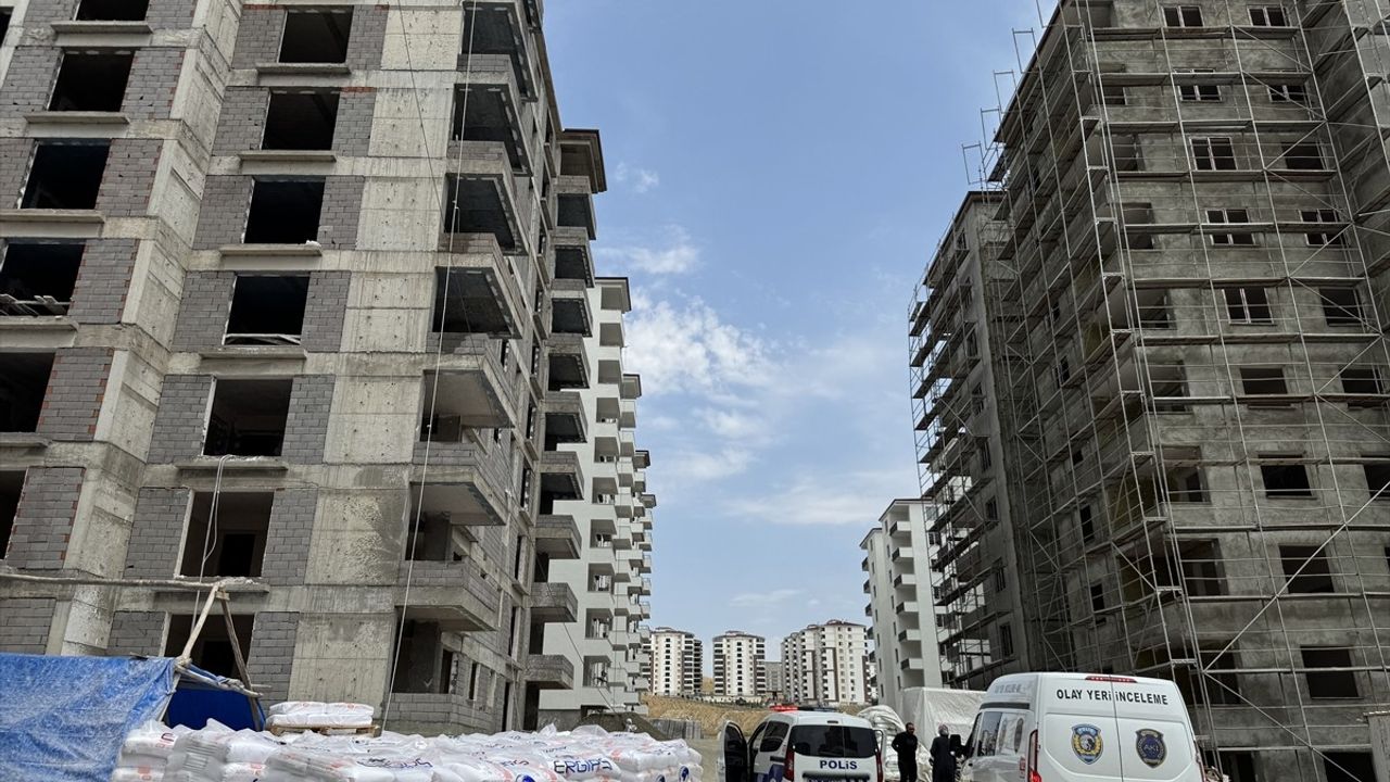 Elazığ'da İnşaattan Düşen İşçi Hayatını Kaybetti