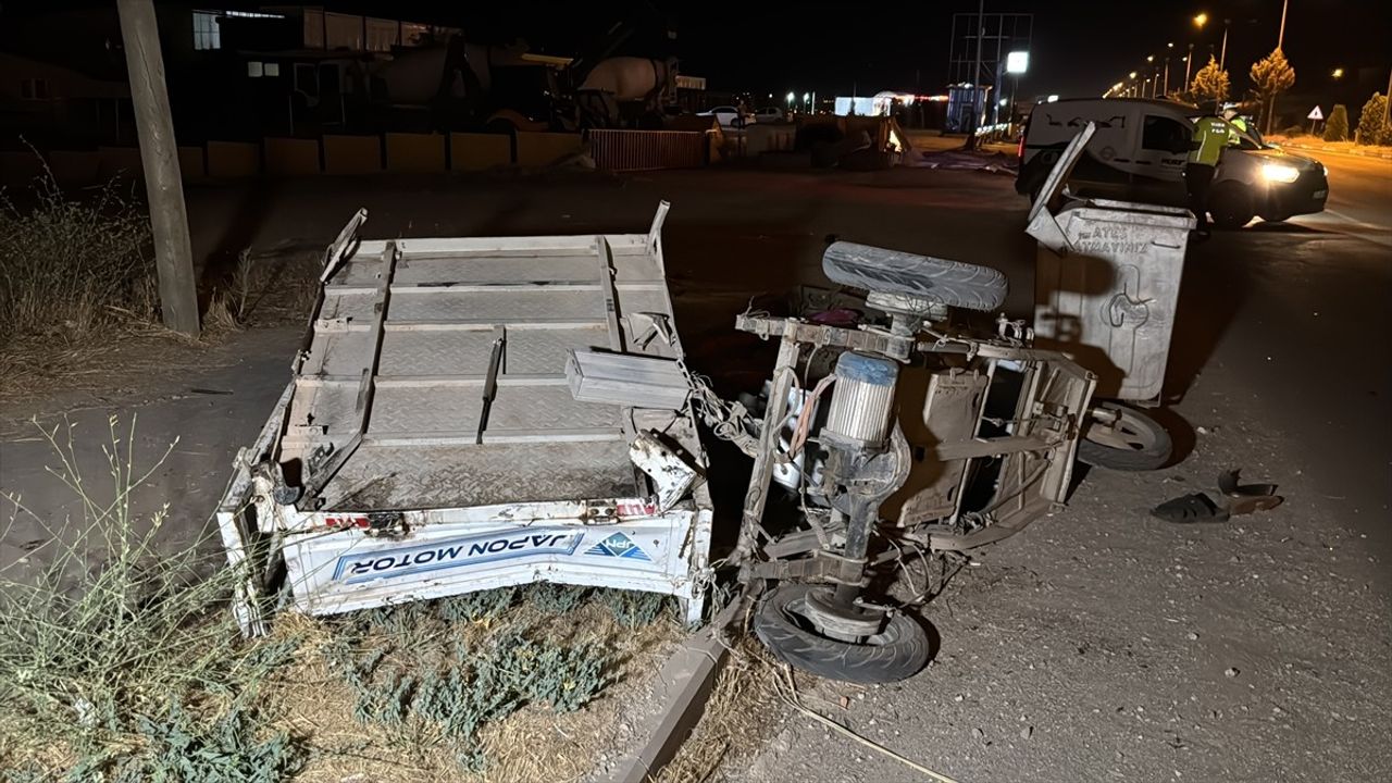 Elazığ'da Trafik Kazası: Üç Tekerlekli Motosiklet ve Otomobil Çarpıştı