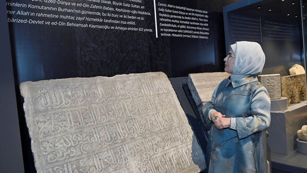 Emine Erdoğan Anadolu Selçukluları Sergisi'ni Ziyaret Etti