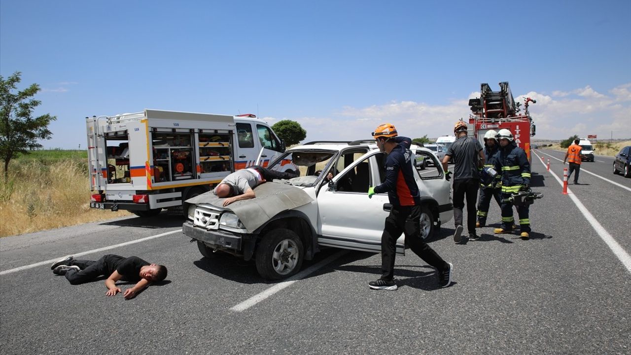 Erciş'te Gerçekçi Trafik Kazası Tatbikatı