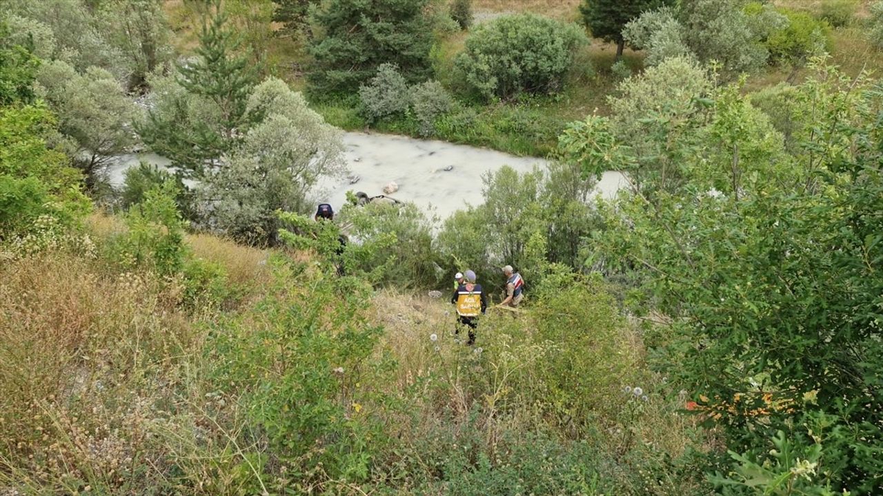 Erzincan'da Otomobil Dereye Devrildi, 4 Yaralı