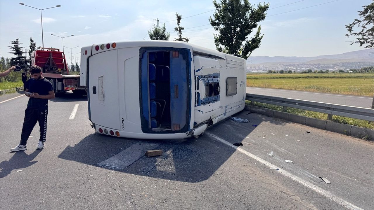 Erzurum'da Askeri Personel Servis Midibüsü Devrildi