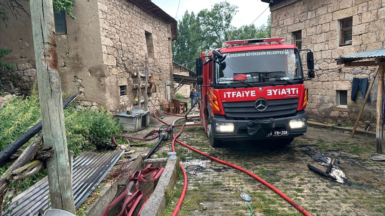 Erzurum'da Yangın Felaketi: 4 Ev, 3 Ahır Yandı