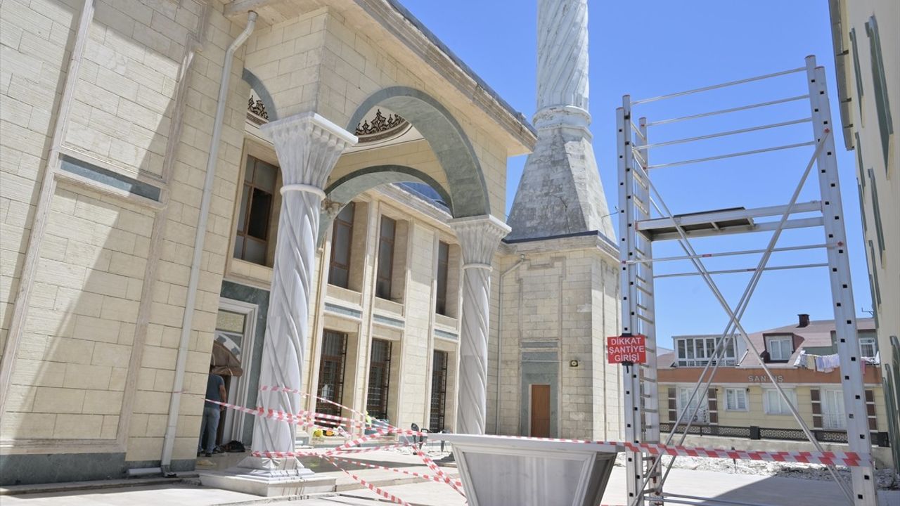 Esenyurt'ta Büyük Osmanlı Camisi'nde Su Sızıntısına Ziyaret: Tadilat Başlıyor