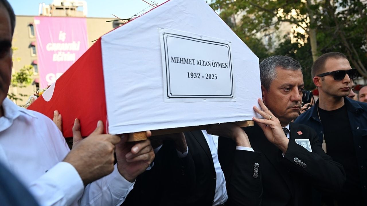 Eski CHP Genel Başkanı Altan Öymen'in Cenazesi Toprağa Verildi