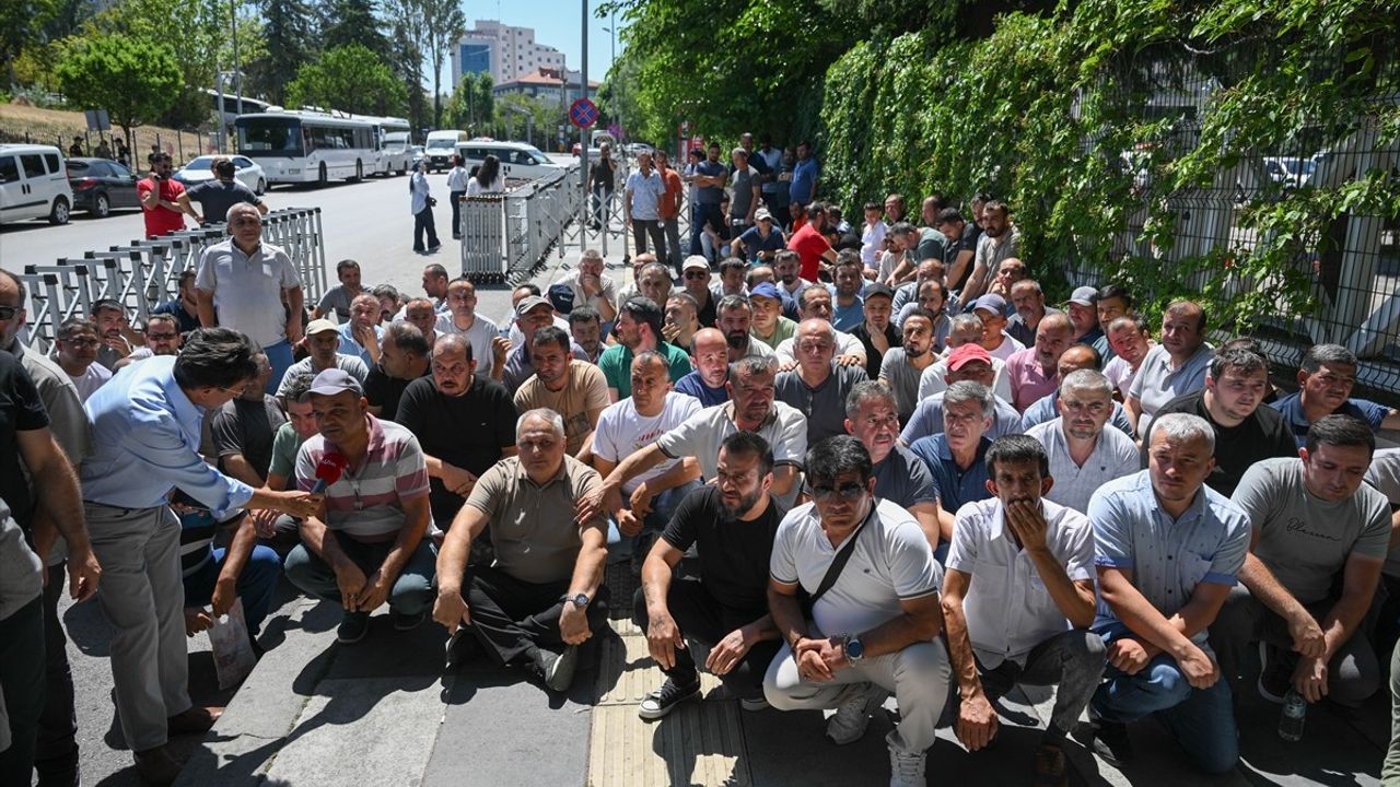 Eskişehir'de İşçiler Alacakları İçin Eylem Düzenledi