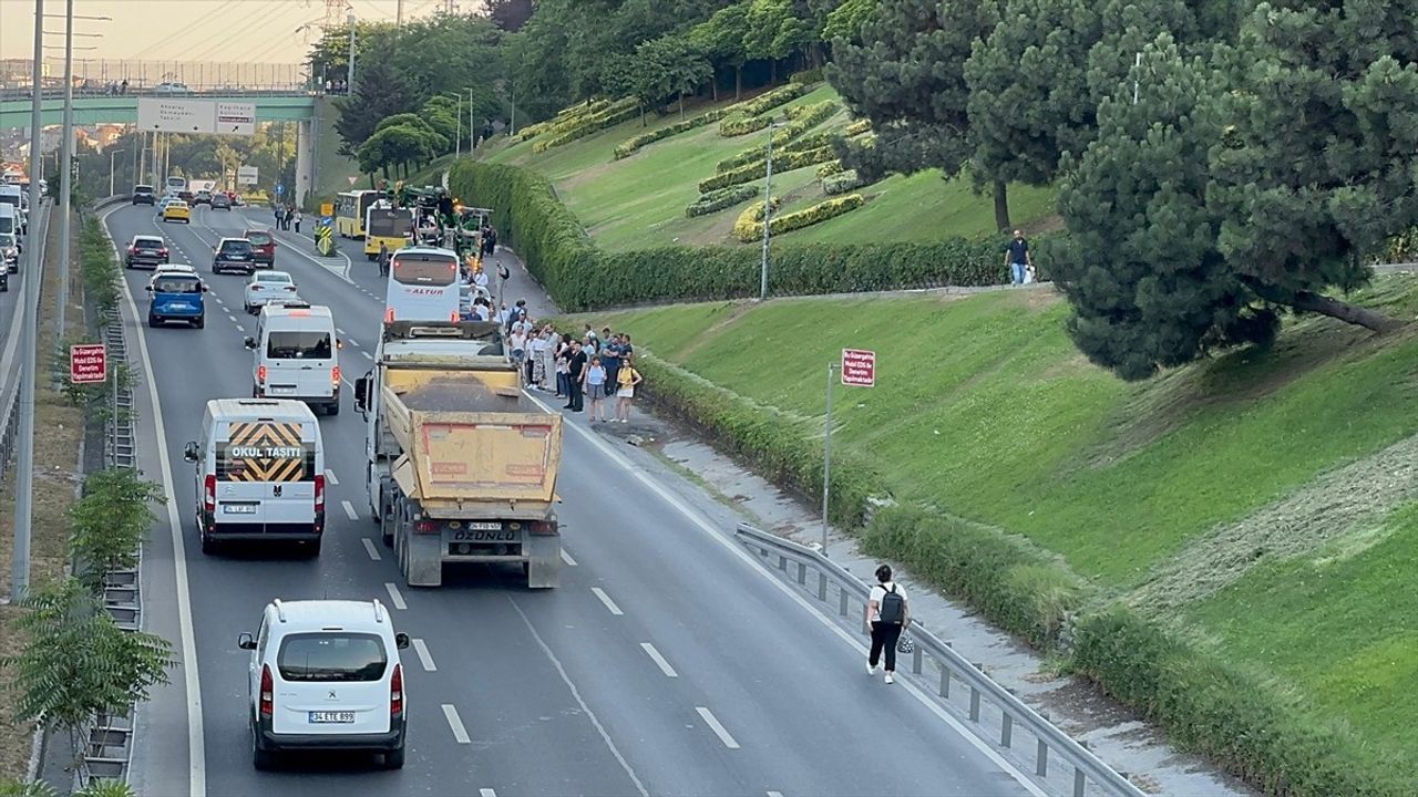 Eyüpsultan'da Hafriyat Kamyonu Kazası Trafiği Felç Etti