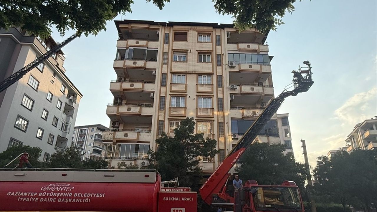 Gaziantep'te Apartman Çatısında Yangın