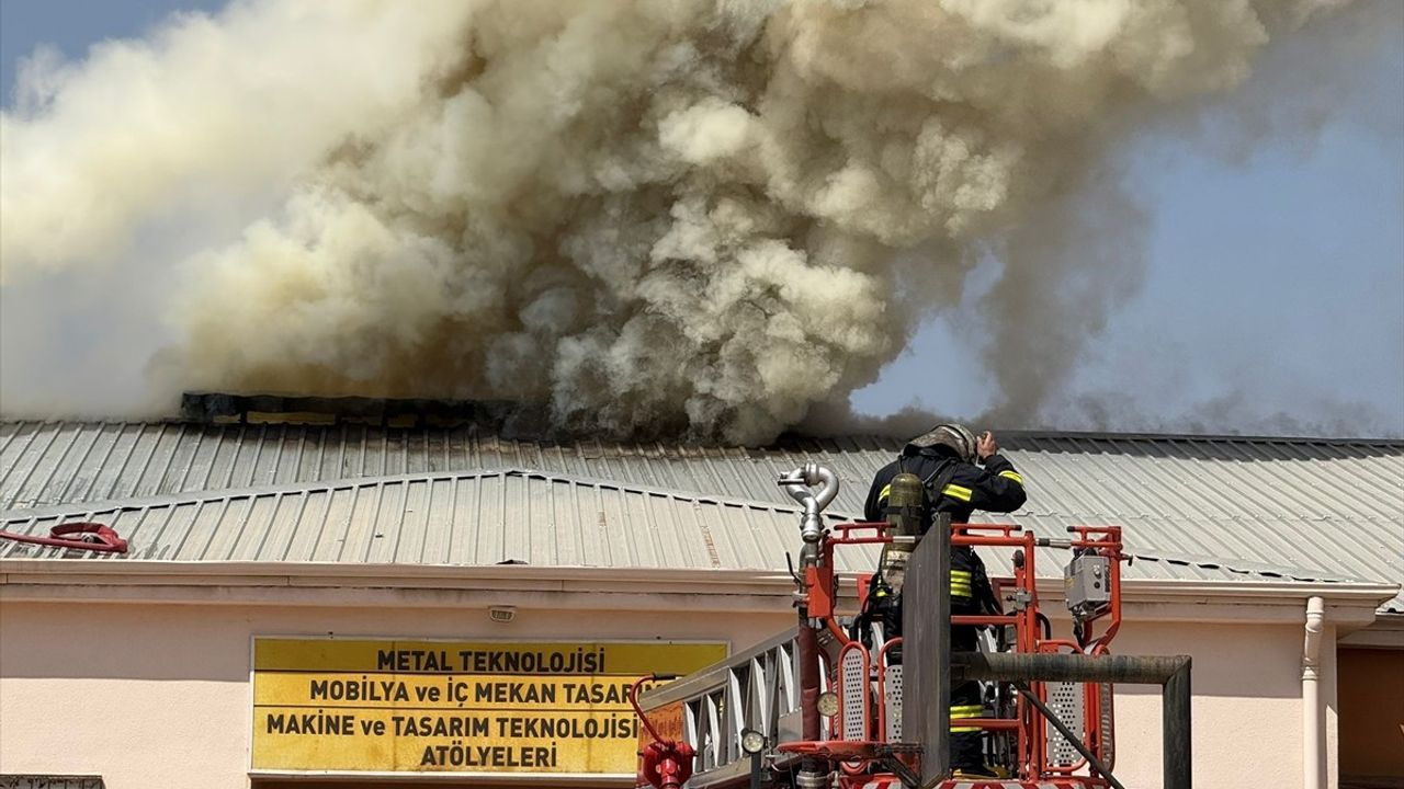 Gaziantep'te Lise Atölyesinde Yangın Çıktı