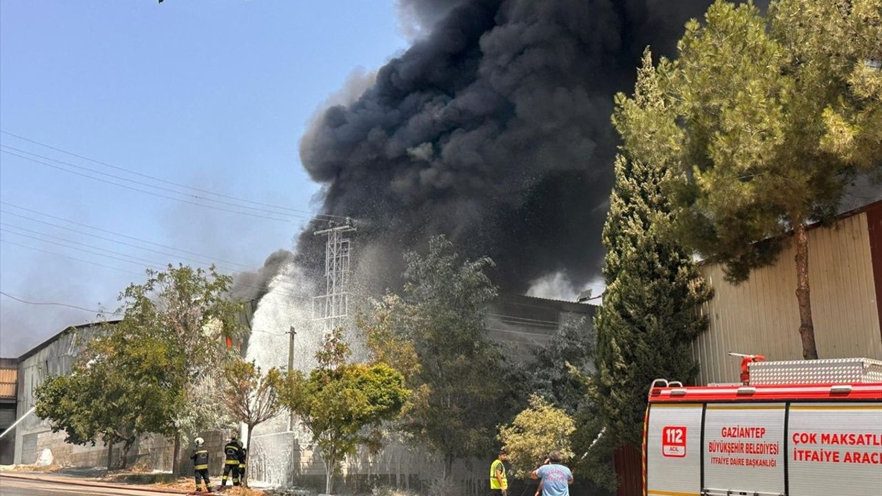 Gaziantep'teki Halı Fabrikasında Yangın Kontrol Altına Alındı