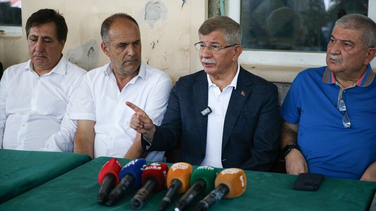 Gelecek Partisi Genel Başkanı Ahmet Davutoğlu, Bursa'daki Orman Yangınını Ziyaret Etti