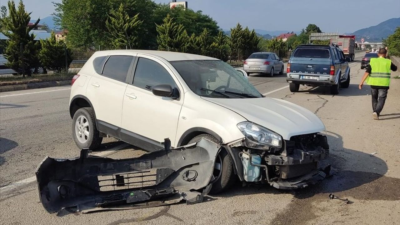 Giresun'da Minibüs ve Otomobil Çarpıştı: 13 Yaralı