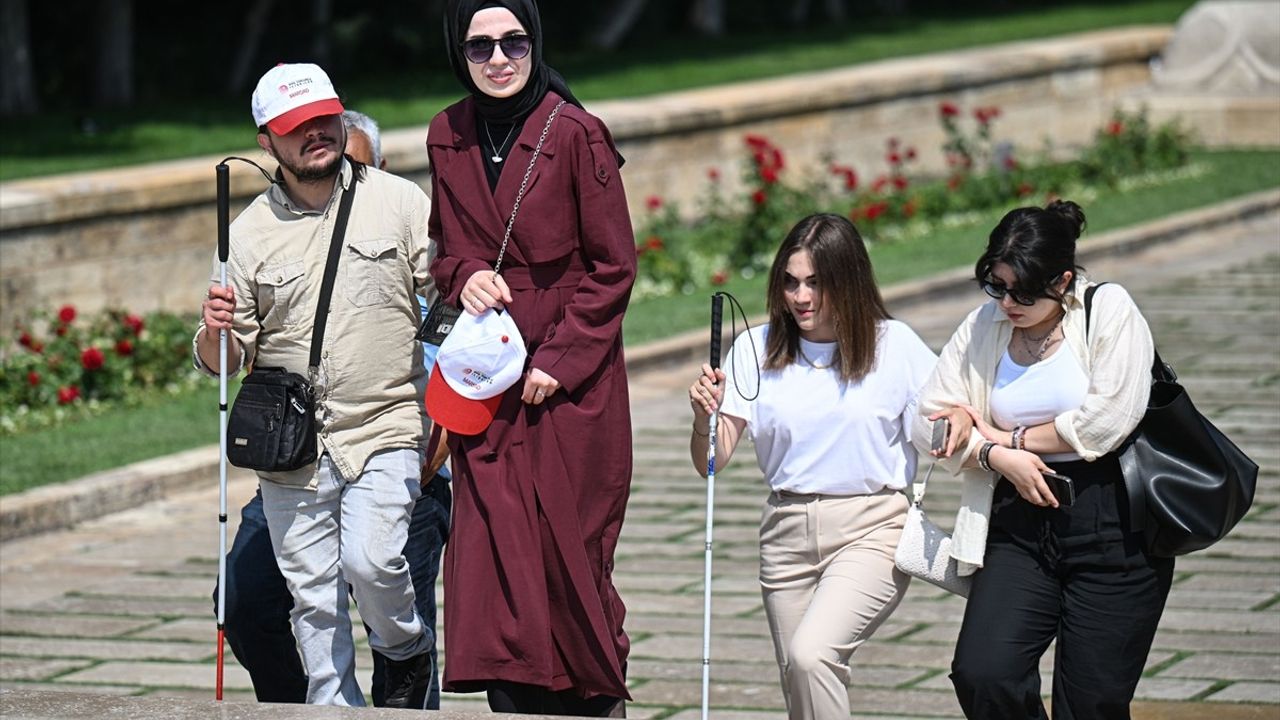 Görme Engelli Gençler 'Dinle Hisset Keşfet' Projesiyle Anıtkabir'i Ziyaret Etti