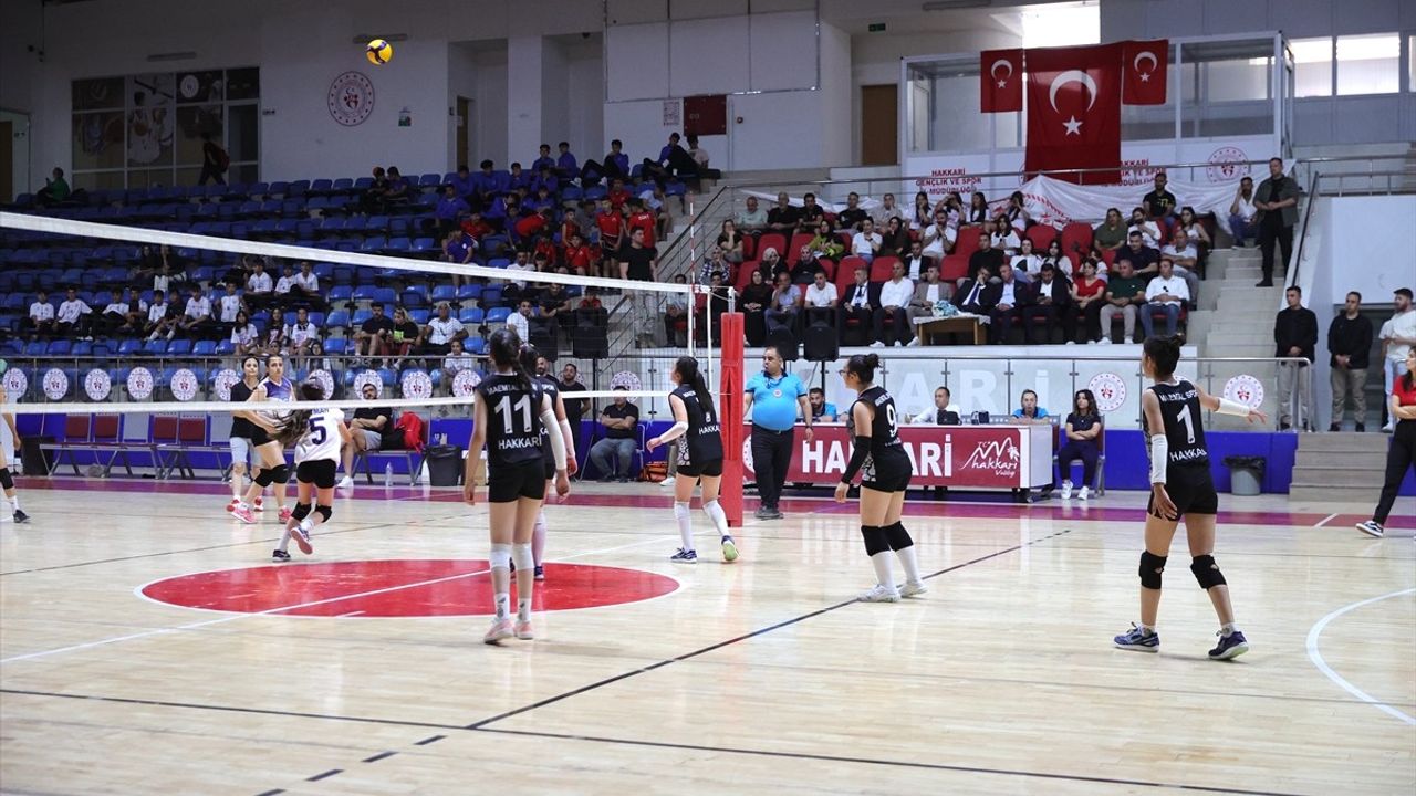 Hakkari'de Anadolu Yıldızlar Ligi Voleybol Müsabakaları Başladı