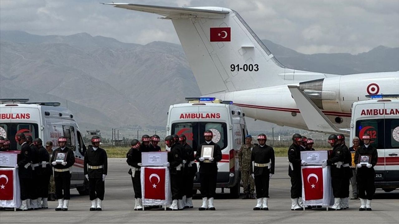 Hakkari'de Şehit Askerler İçin Tören Düzenlendi