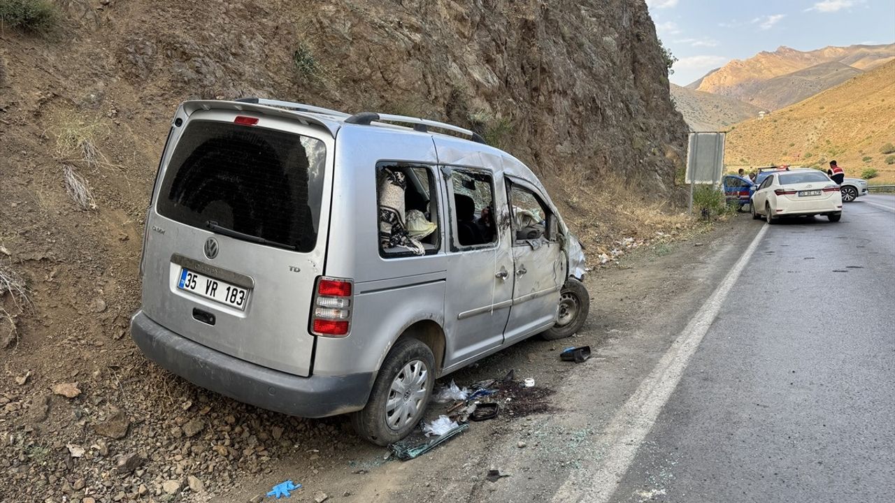 Hakkari'de Ticari Araç Devrildi: 5 Yaralı
