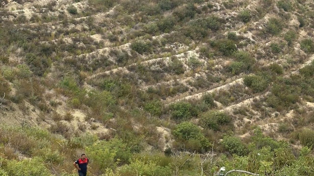 Hatay'da Otomobil Uçuruma Yuvarlandı: 4 Yaralı