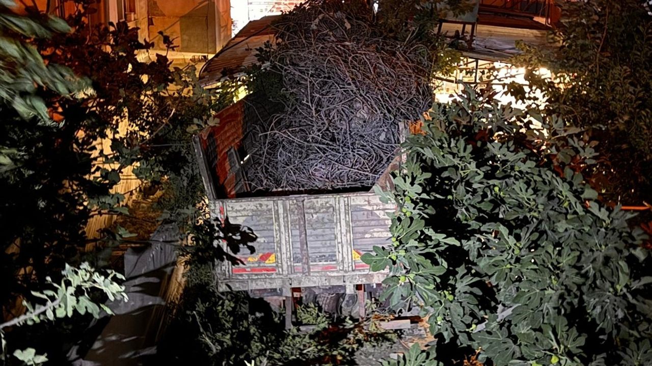 Hatay'da Restorana Düşen Kamyon 2 Yaralı