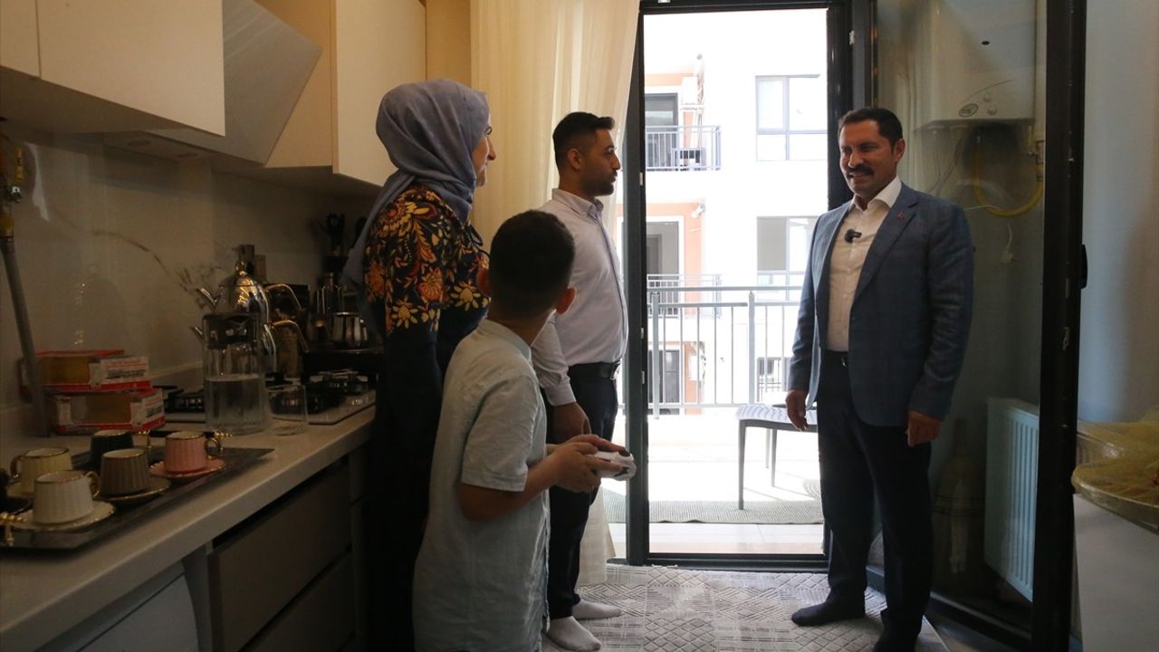 Hatay Valisi Masatlı'nın Depremzede Aile Ziyareti