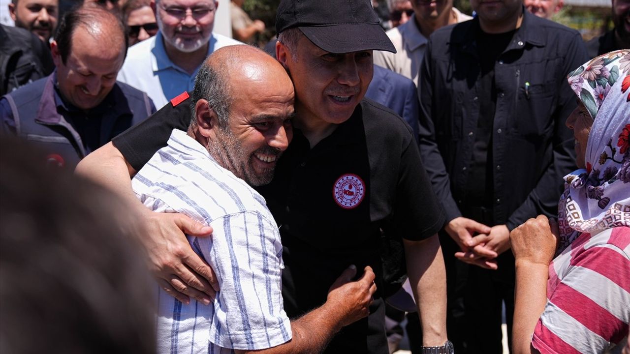 İçişleri Bakanı Yerlikaya, İzmir'deki Orman Yangınını İnceledi