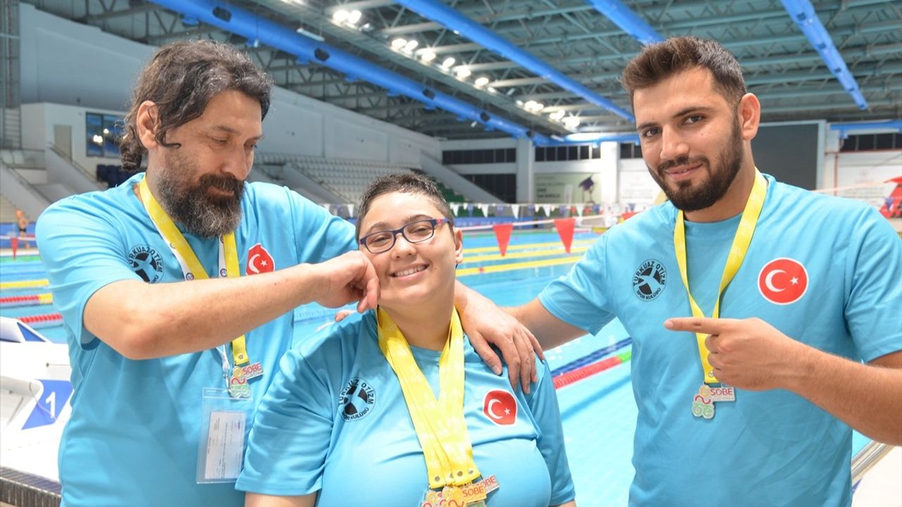İlayda Sayın: Engelleri Aşan Yüzücü Başarılarıyla Parlıyor