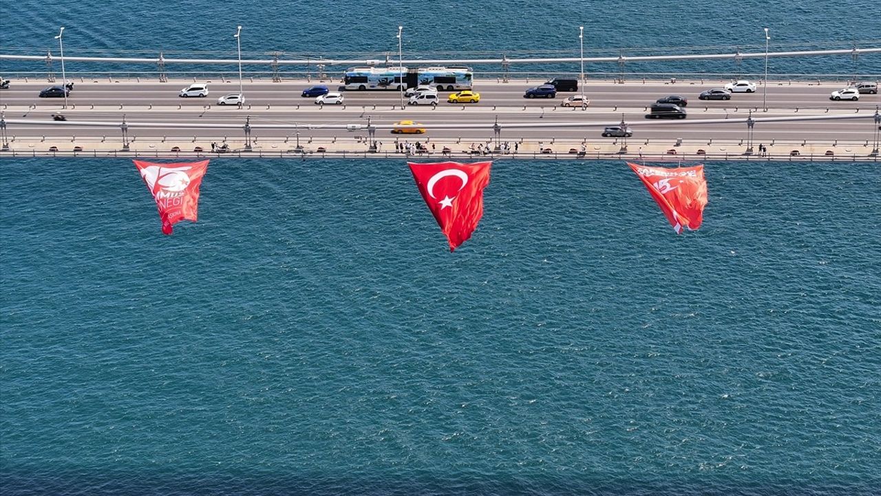İstanbul Boğazı'nda Türk Bayrağı Dalgalandı