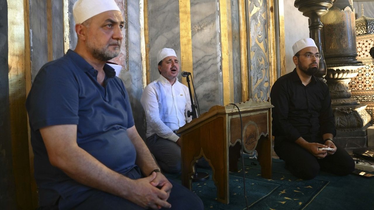 İstanbul'da 15 Temmuz Şehitleri İçin Mevlit Programı Düzenlendi