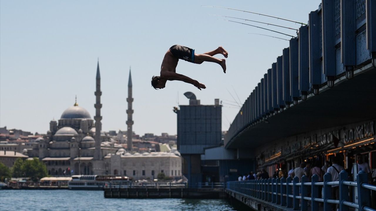 İstanbul'da Aşırı Sıcaklar Vatandaşları Sahillere ve Parklara Yöneltti
