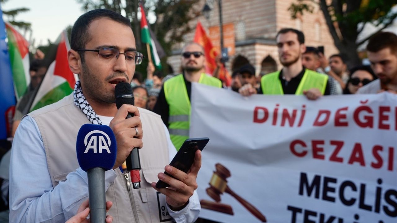 İstanbul'da 'Hazreti Muhammed'e Sevgi, Gazze'ye Refah' Yürüyüşü