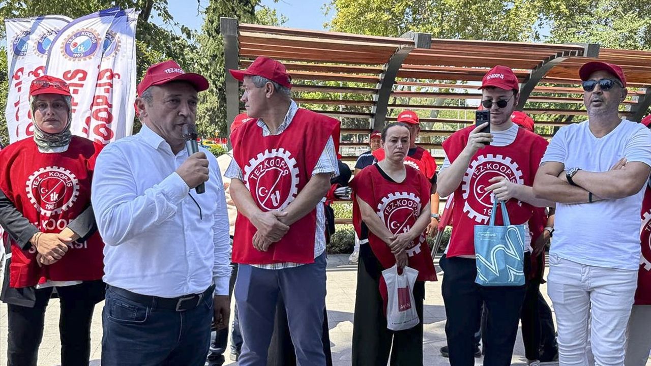İstanbul'da Kamu İşçileri Zam Görüşmelerini Protesto Etti