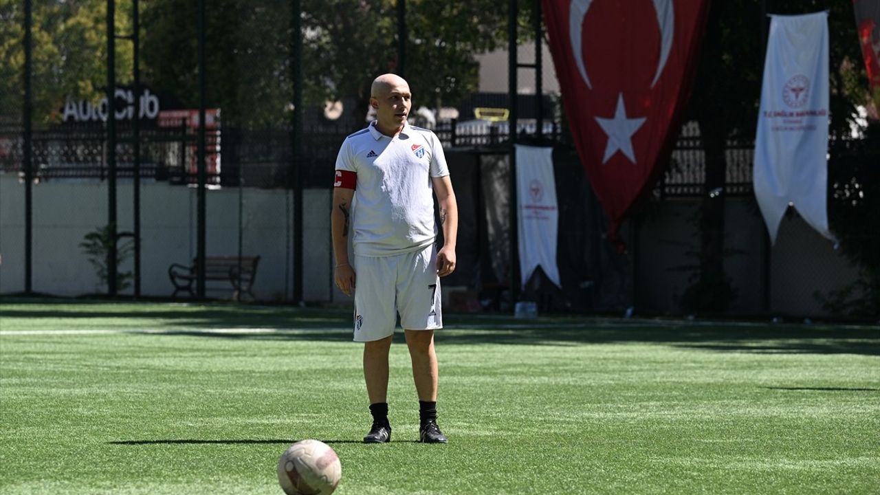 İstanbul'da Kanseri Yenen Gençten Halı Saha Maçı