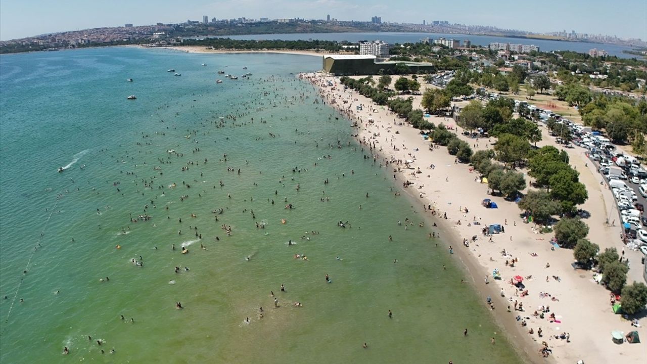 İstanbul'da Sıcak Hava Etkisiyle Sahil ve Parklar Doldurdu
