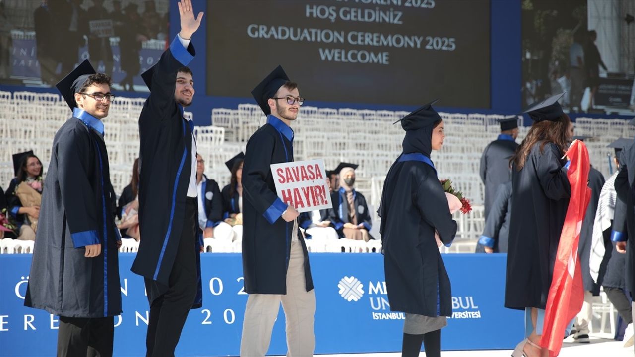 İstanbul Medipol Üniversitesi Mezunları Filistin'e Destek Verdi