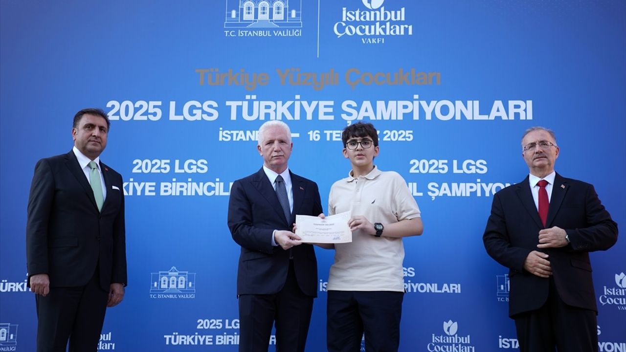 İstanbul Valisi Gül, LGS'den Tam Puan Alan Öğrencileri Ödüllendirdi