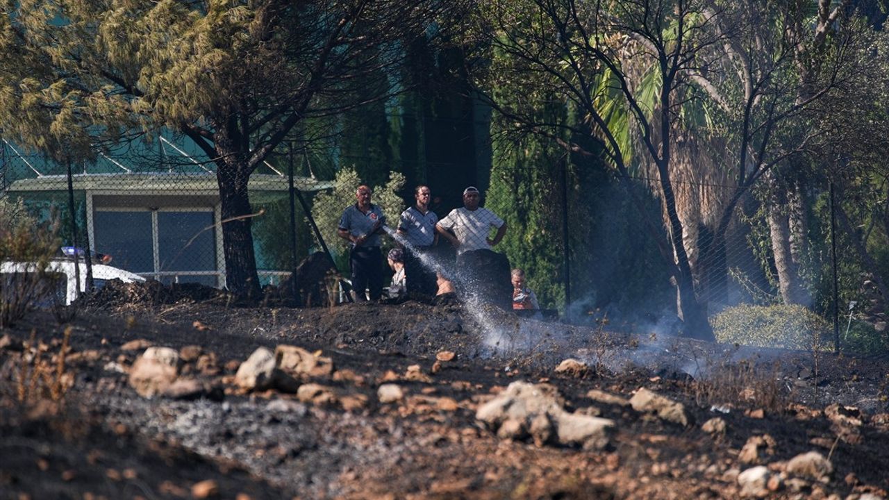 İzmir Buca'daki Otluk Alan Yangını Kontrol Altına Alındı