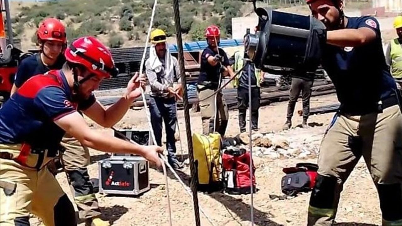 İzmir'de 15 Metre Derinliğindeki Kuyuya Düşen Kişiyi İtfaiye Kurtardı