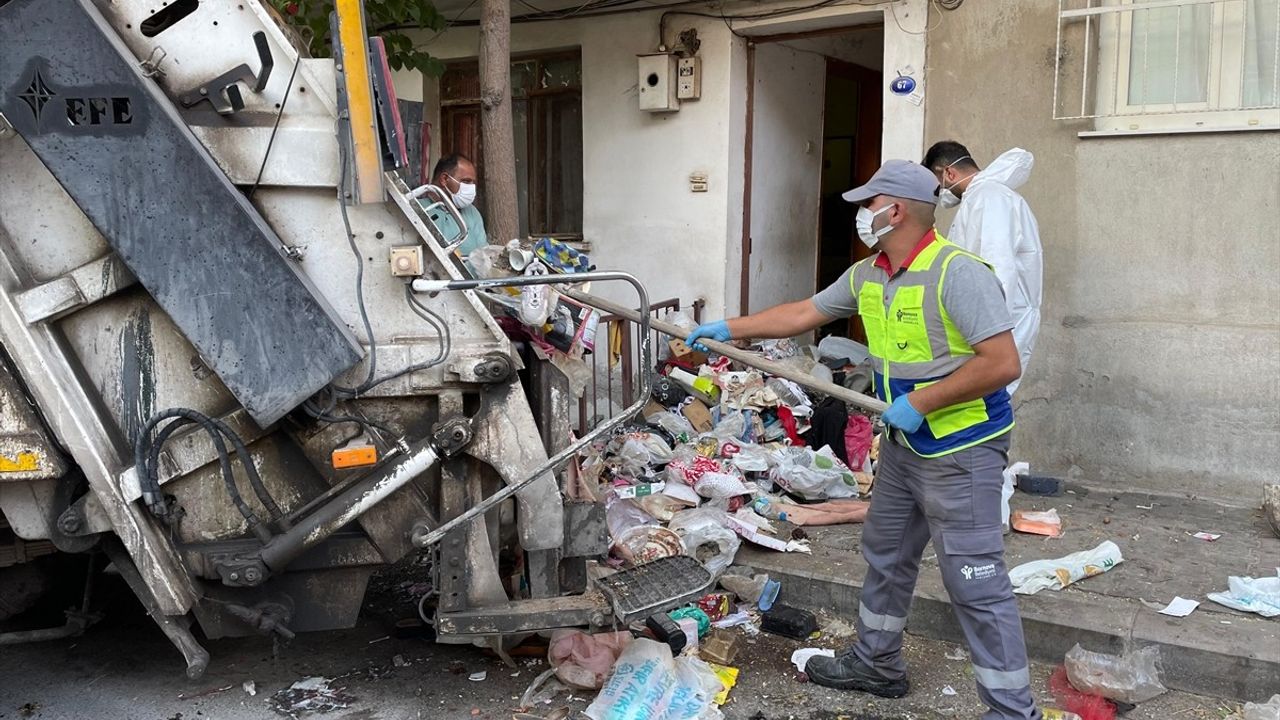 İzmir'de Çöp Ev Temizlendi