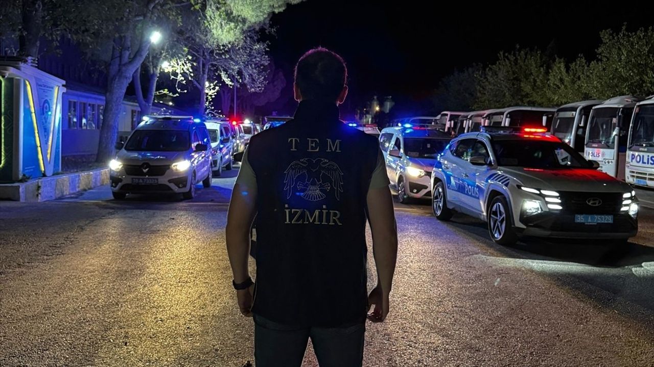 İzmir'de FETÖ Operasyonu: 371 Gözaltı Kararı