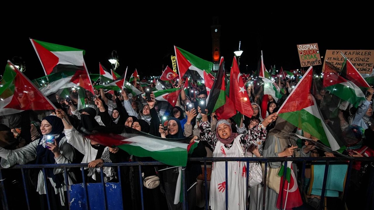 İzmir'de Gazze'ye Destek Yürüyüşü Düzenlendi