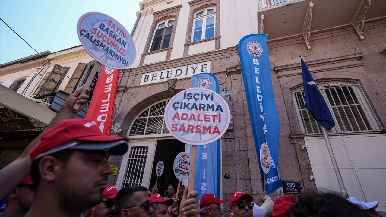 İzmir'de İşten Çıkarılan İşçiler Protesto Etti