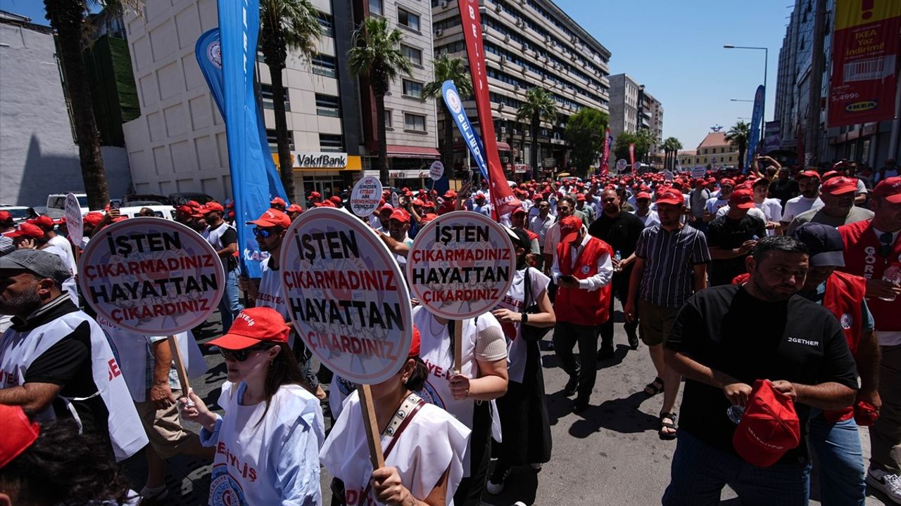 İzmir'de İşten Çıkarma Protestoları Devam Ediyor