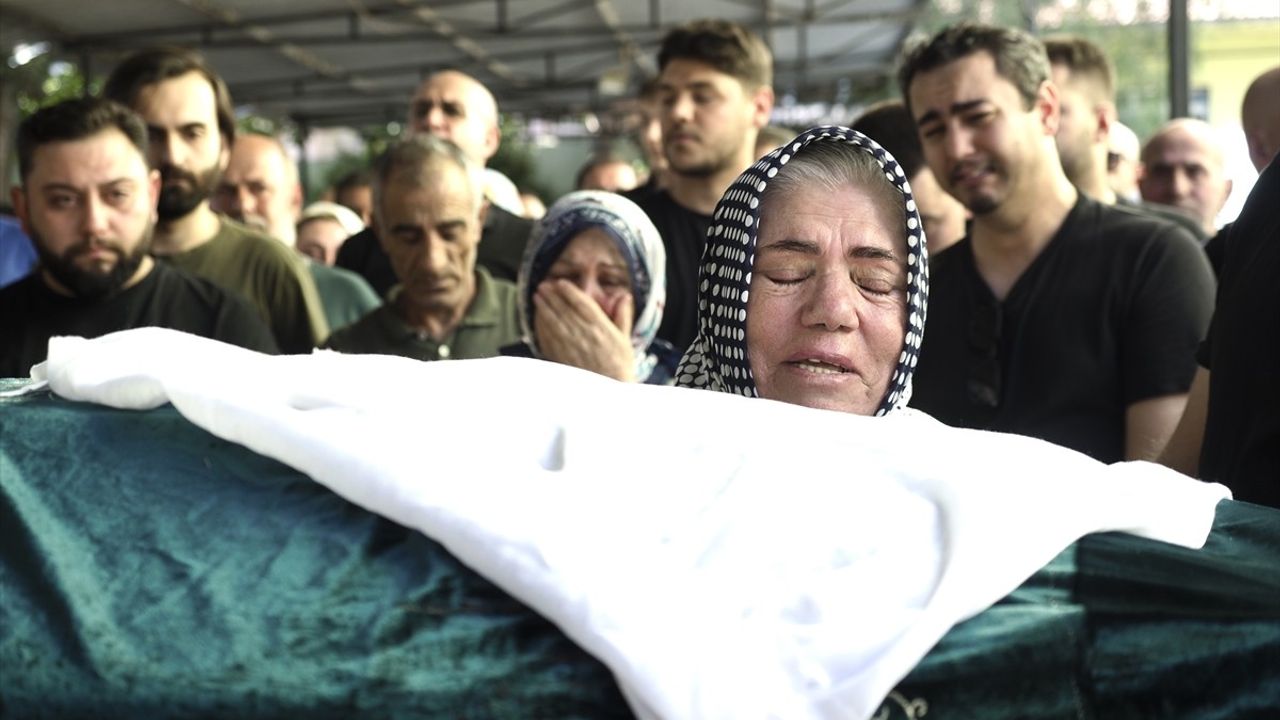 İzmir'de Kadın Cinayeti: Demet Akarsu Toprağa Verildi