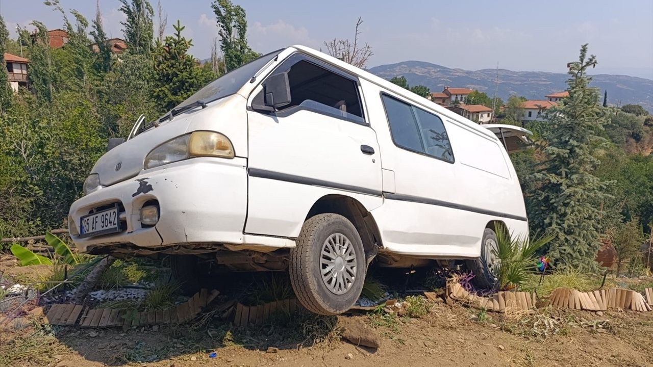 İzmir'de panelvan kazası: Bir işçi hayatını kaybetti
