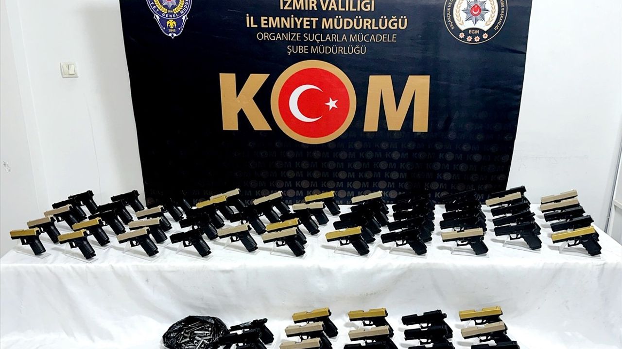 İzmir'de Silah Kaçakçılığı Operasyonu: 9 Gözaltı ve Tutuklama