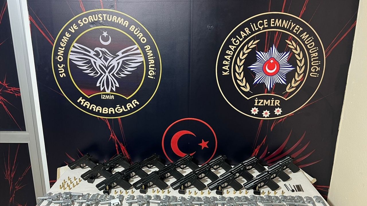 İzmir'de Silah Kaçakçılığı Operasyonu: Baba ve İki Oğlu Gözaltında