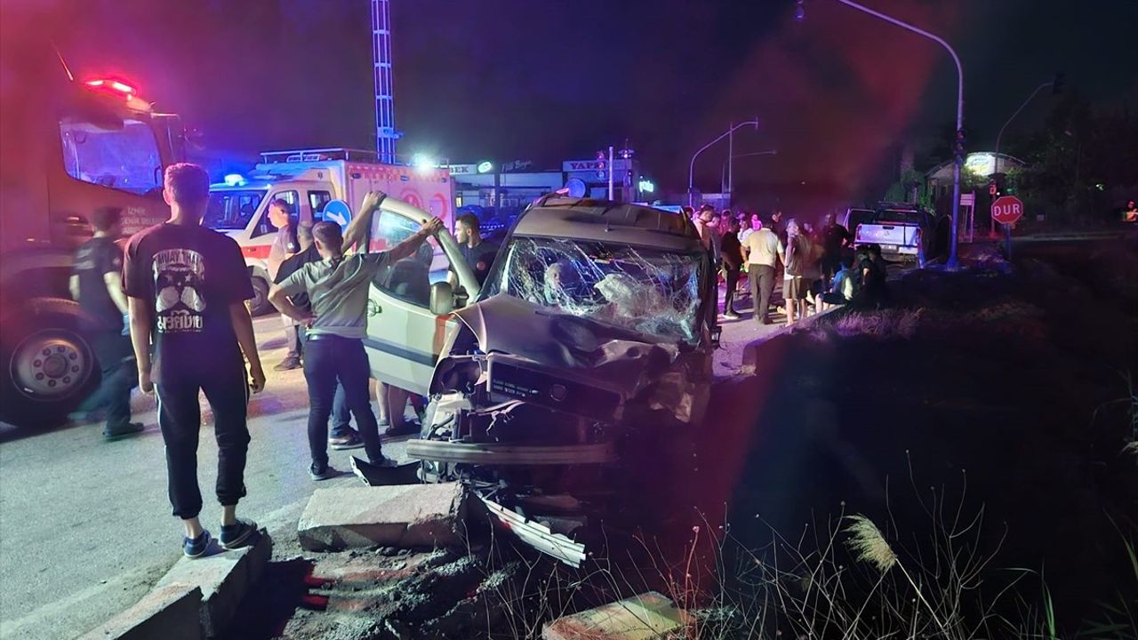 İzmir'de Trafik Kazaları: 1 Ölü, 15 Yaralı