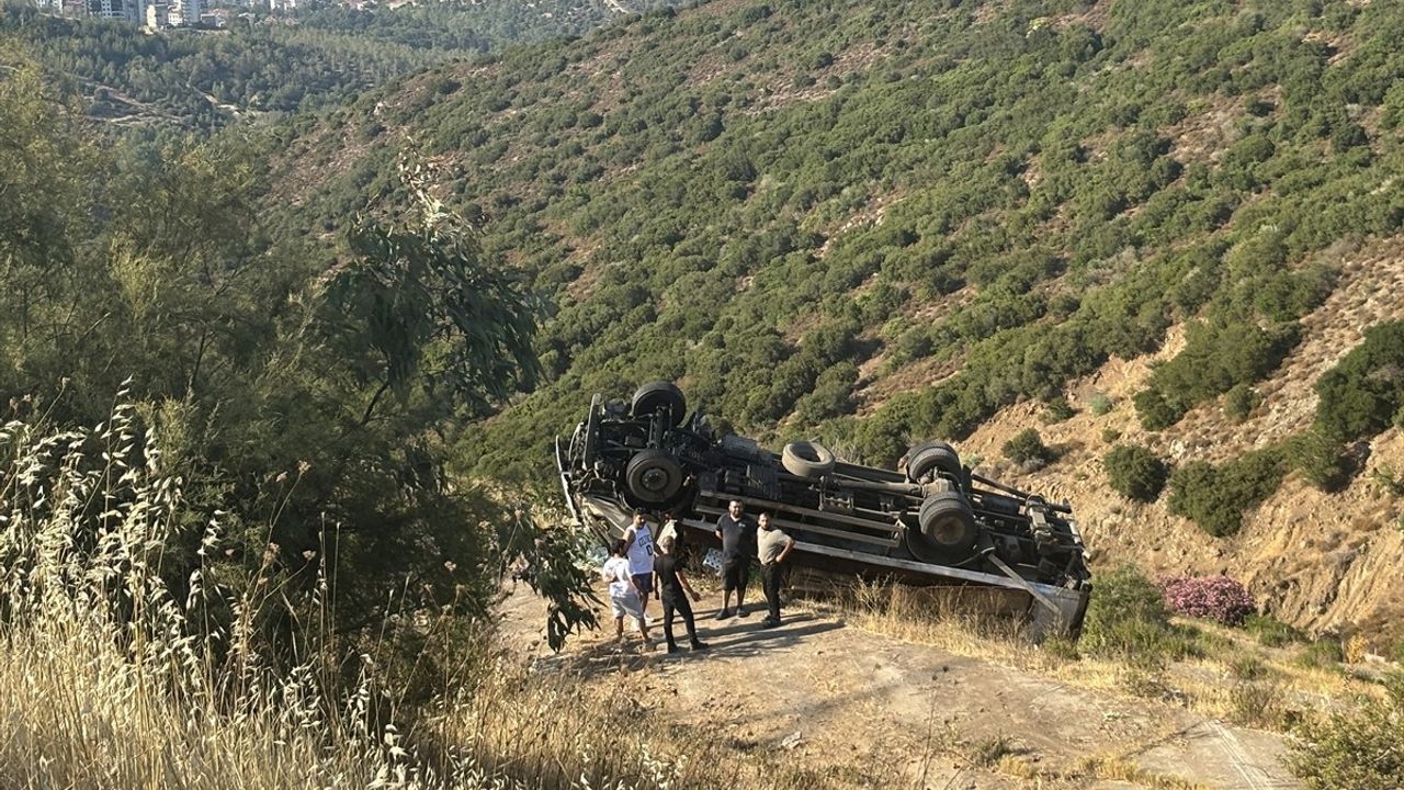 İzmir'de Uçuruma Devrilen Kamyonun Sürücüsü Ağır Yaralandı